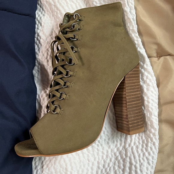 Steve Madden zip up and lace enclosure block heels. Women’s 5.5. - Picture 4 of 10